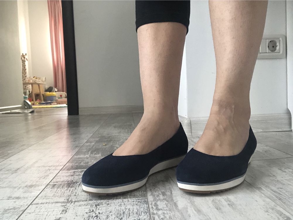 Balerini Clarks din piele intoarsa