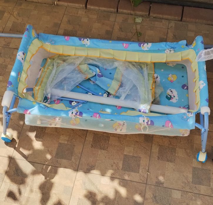 Vand pătuț nu a fost folosit deloc încă are folia pe laterale ,