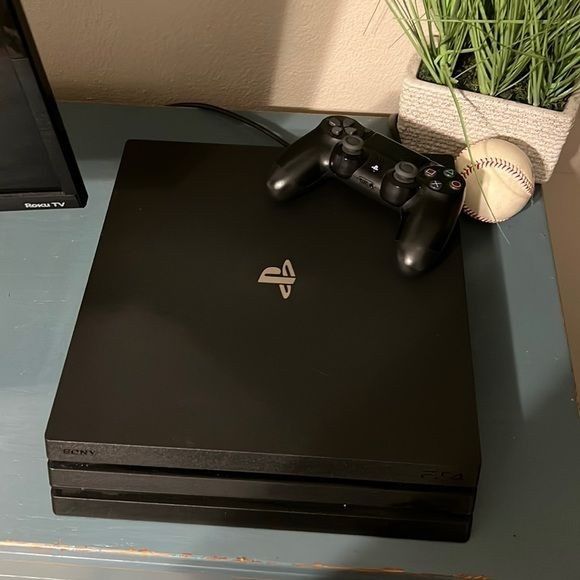 PlayStation 4 Pro 1tb памяти в идеальном состоянии.