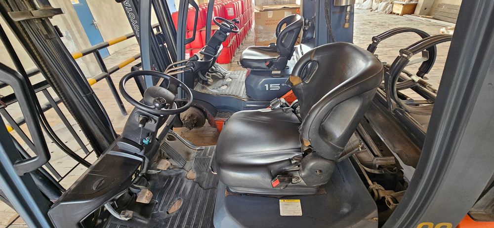 Вилочный погрузчик TOYOTA