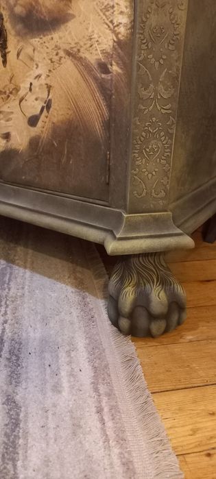 Антикварен шкаф с коне