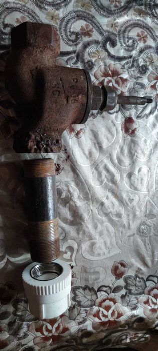 Вентиль чугунный. со сгоном и адаптером пвх всё Д=40 железные и пвх