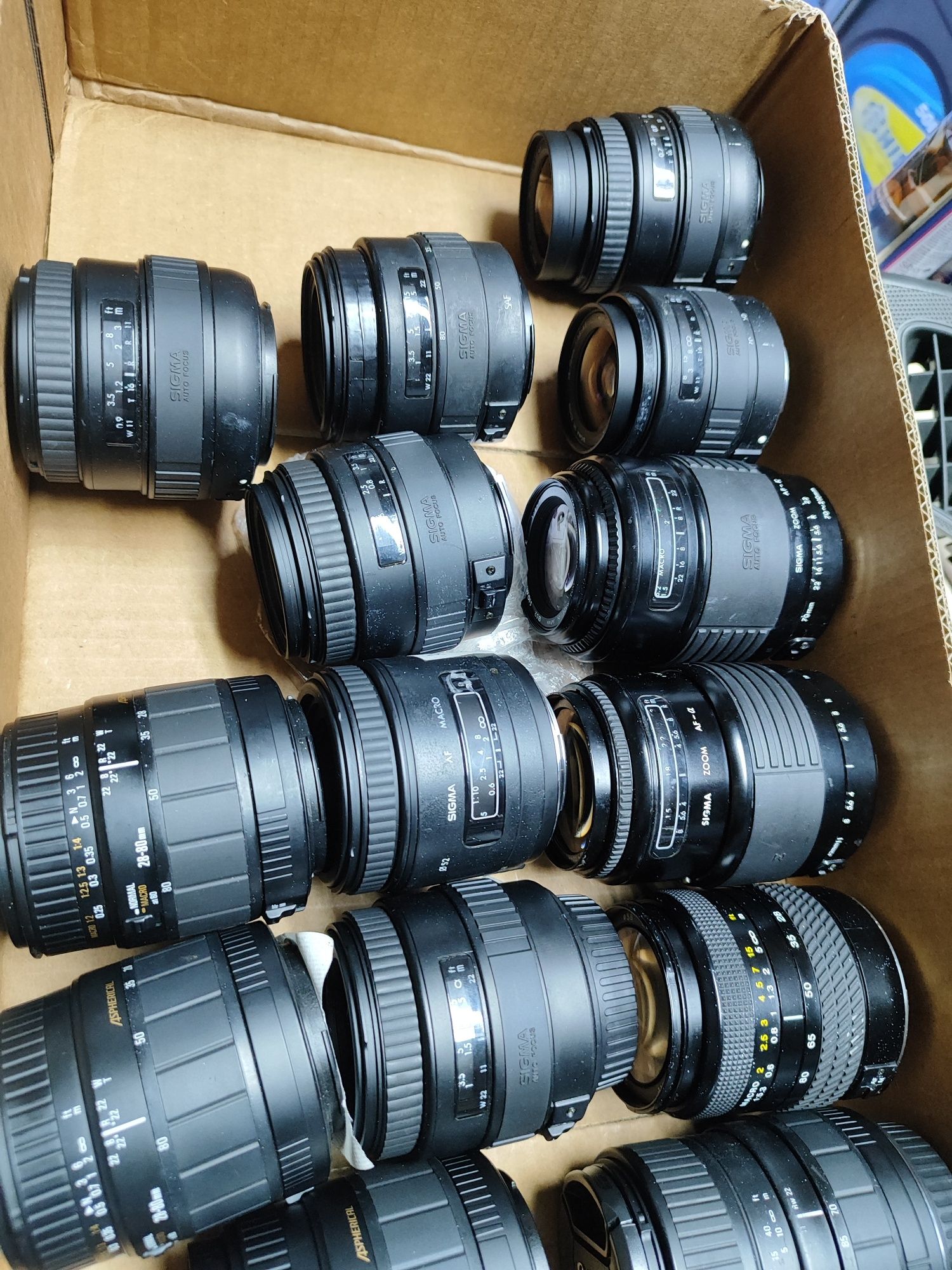 Коробка с объективами Canon от плёночных фотоаппаратов
