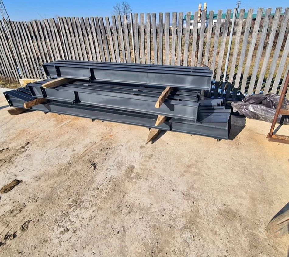 Structurile metalice sunt compuse din ferme ,stalpii,pane de acoperiș