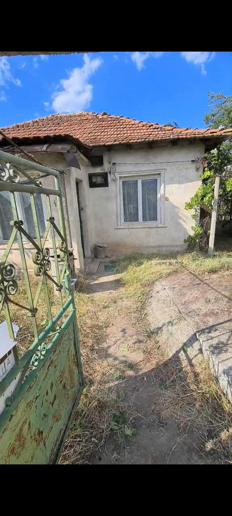 Kъща 105 кв. с двор 1206 кв. в град Костенец