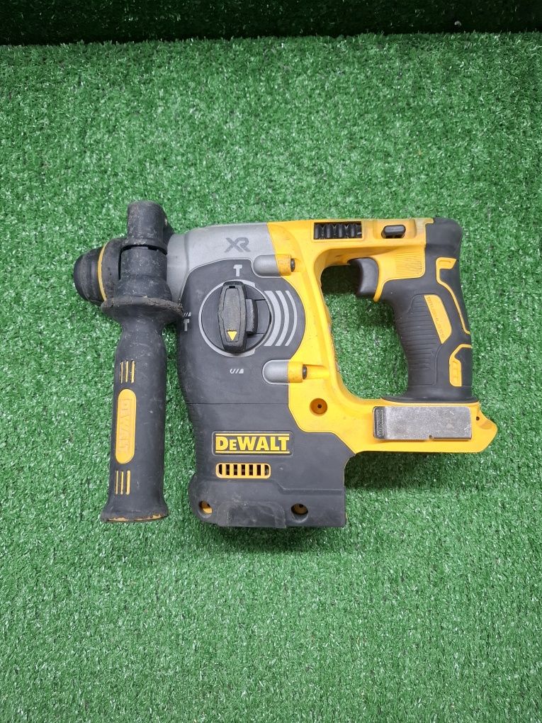 Безчетков перфоратор на DeWALT DCH273