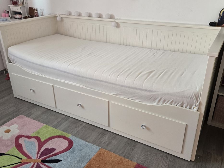 Pat Ikea Hemnes si 2 saltele in stare foarte buna