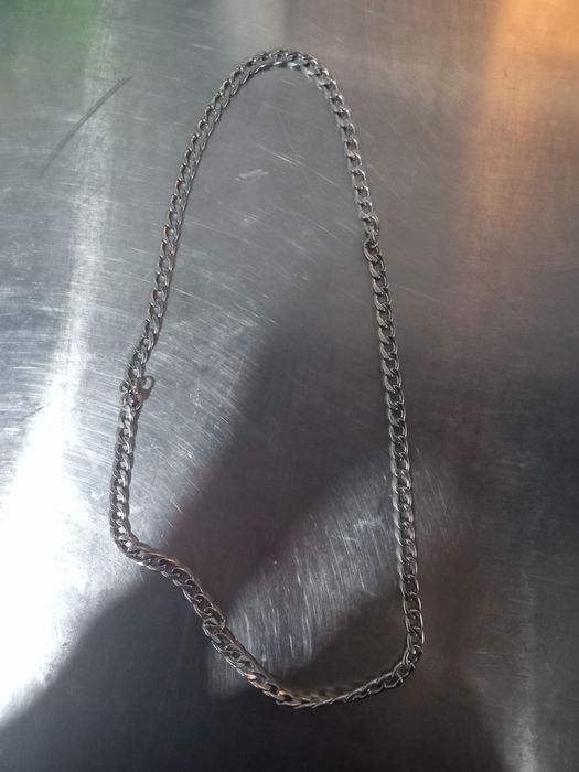 Sepochk zanjir bo‘yinga taqiladi