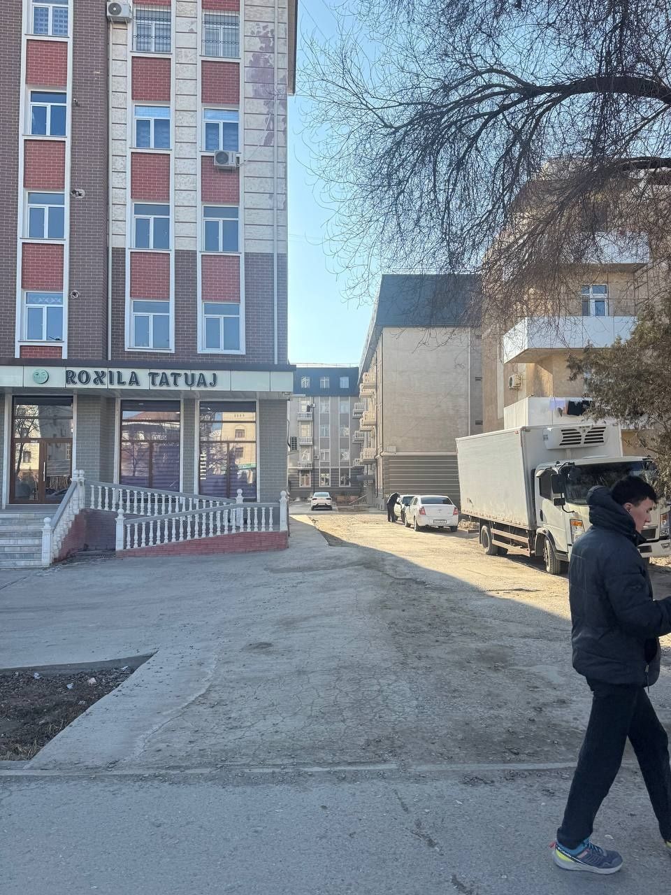 Дехкон бозорни енида 3 хонали  квартира сотилади