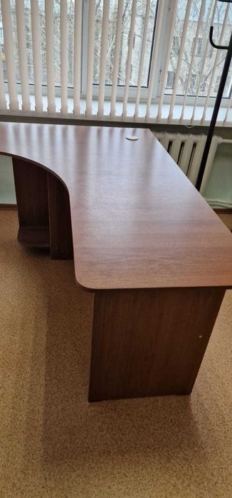 Офисная мебель, стол и шкаф