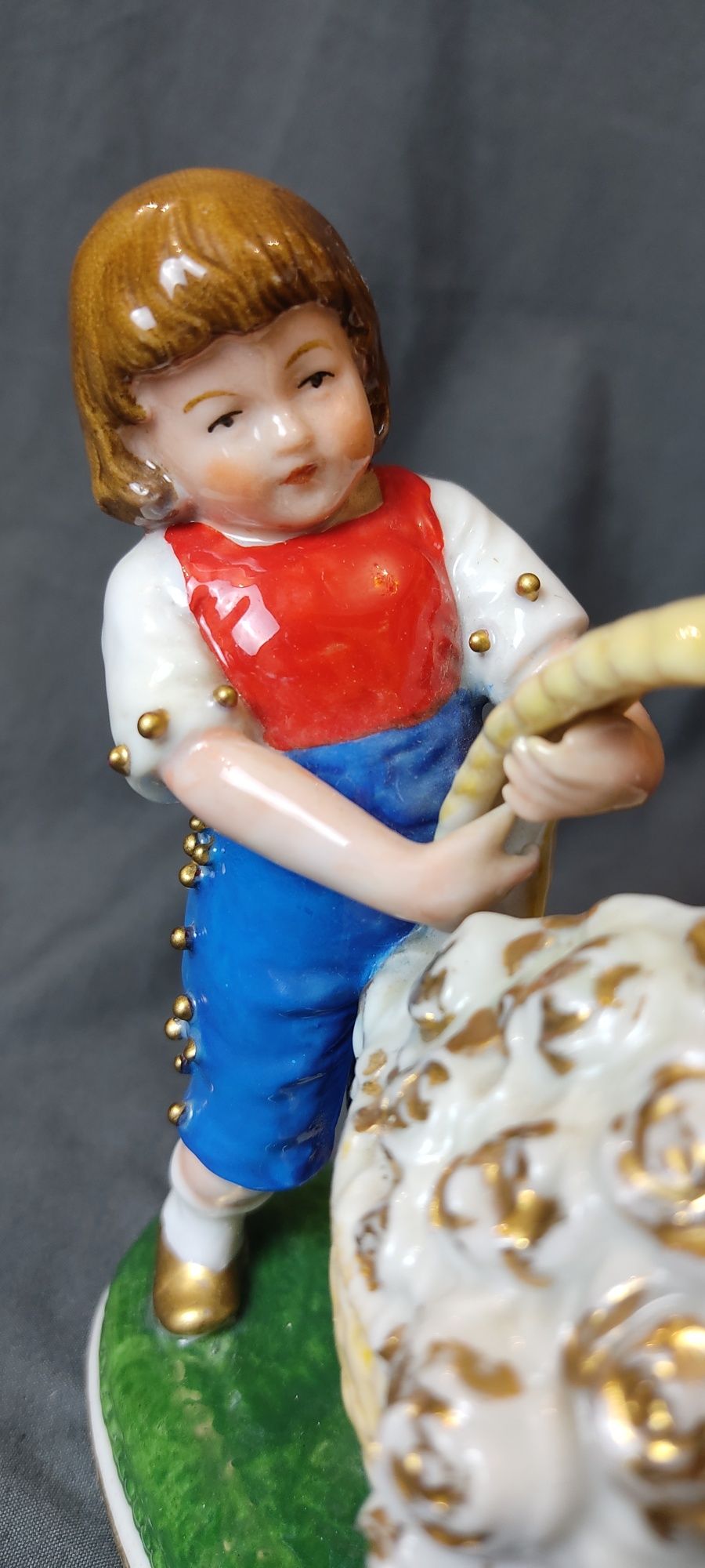 Фарфоровая статуэтка дети с корзиной германия немецкая фигурка