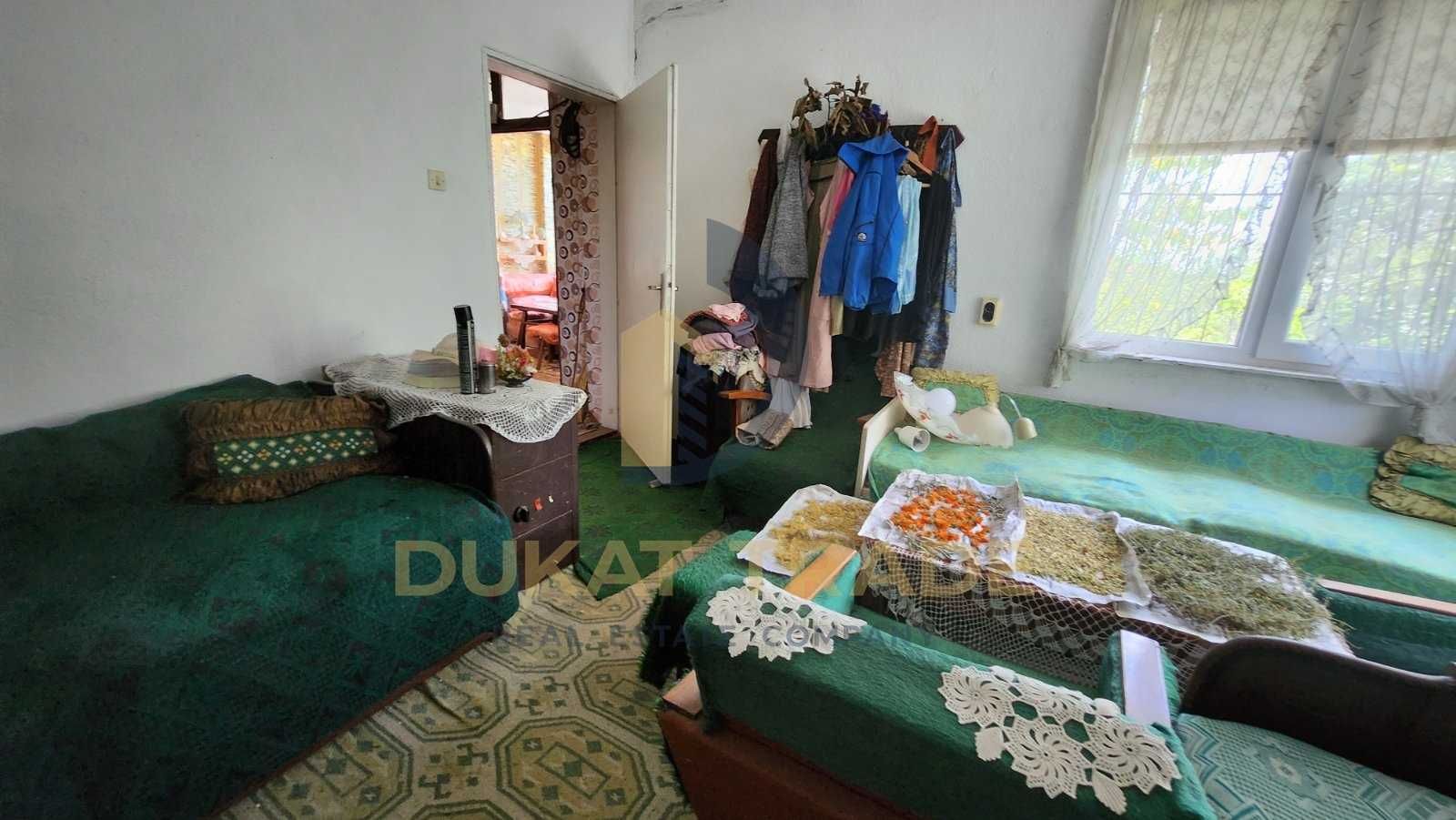 Парцел с къща  в с. Орешак