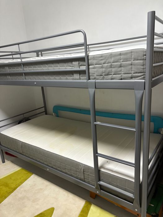 Pat etajat IKEA, solid,durabil, cu saltele incluse.Cadrul metalic gri