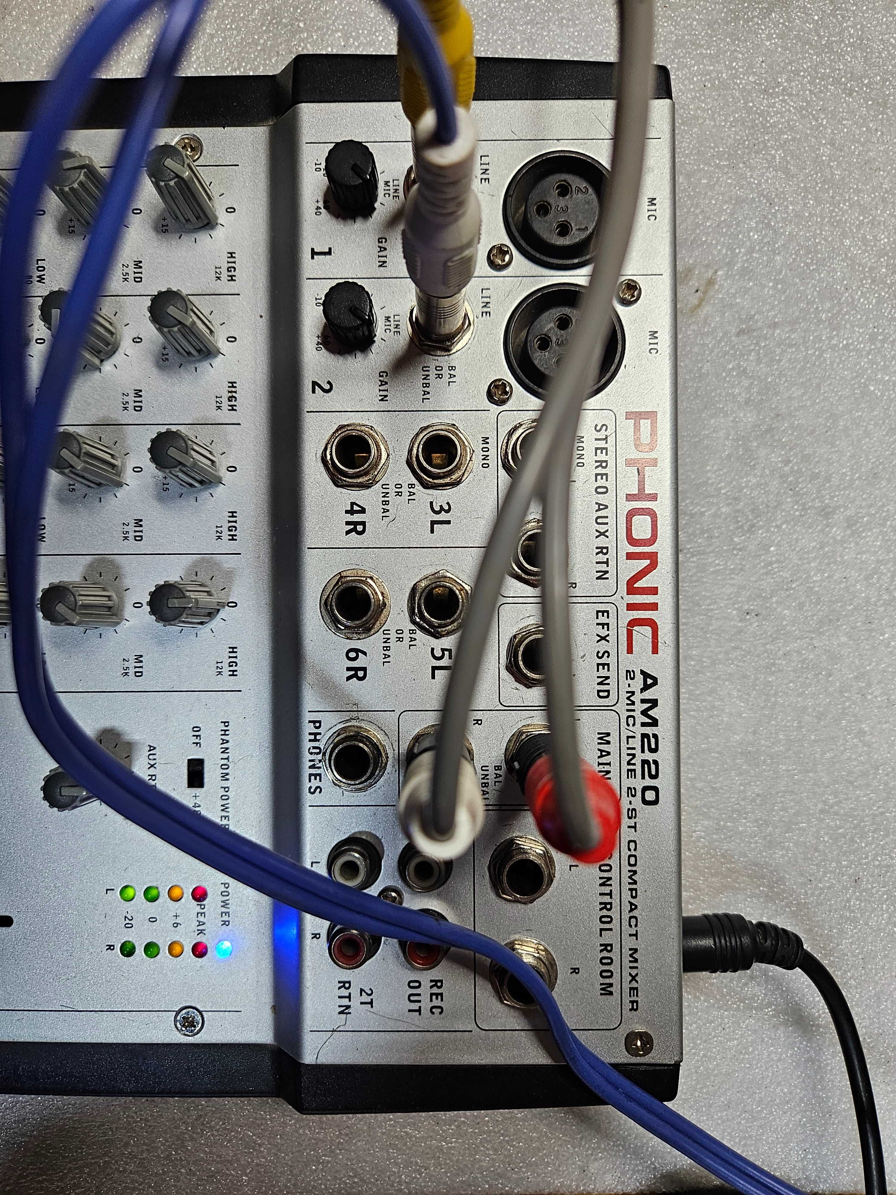Mixer Analog Phonic AM 220
