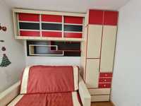 Dormitor rosu cu crem