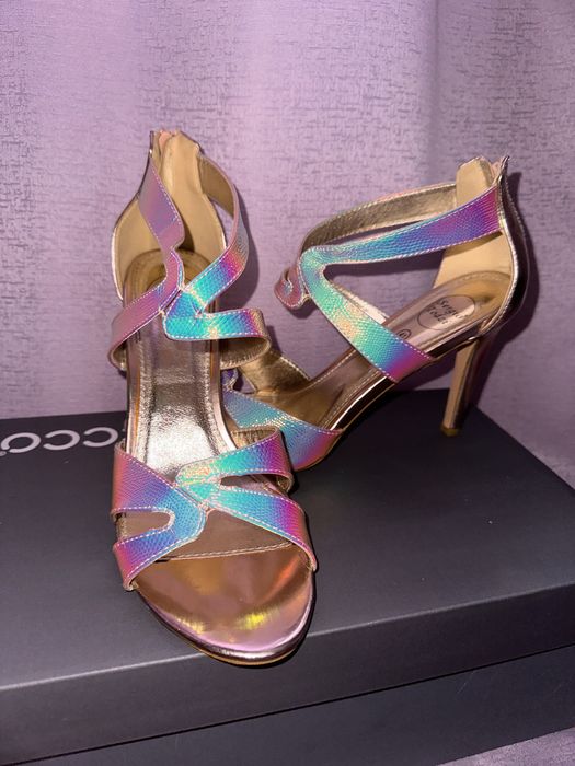 Sandale cameleonice cu toc