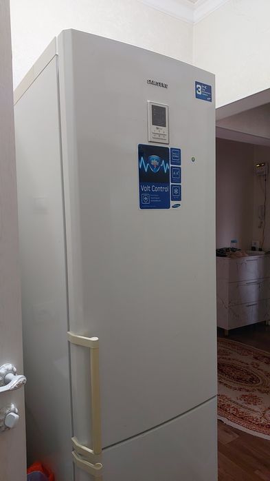 Продаю холодильник Samsung б/у в хорошем состоянии.