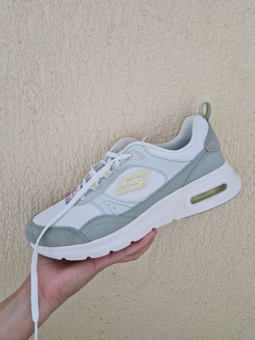 Vând adidsi Skechers