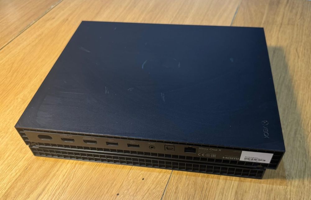XBOX ONE X 1TB + 2 controllere