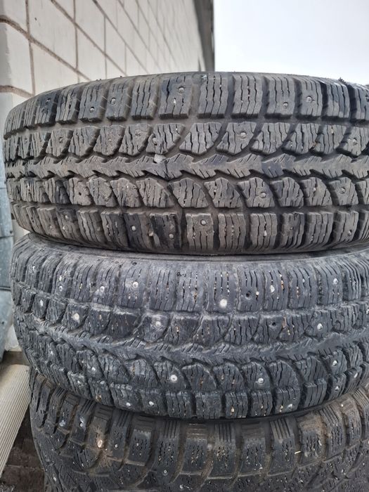 Продам зимние шины размером на 14 шипованные