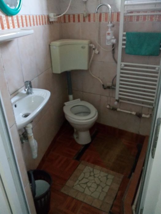 Inchiriez 3 camere decomandate cu bucatarie și baie la parter vila