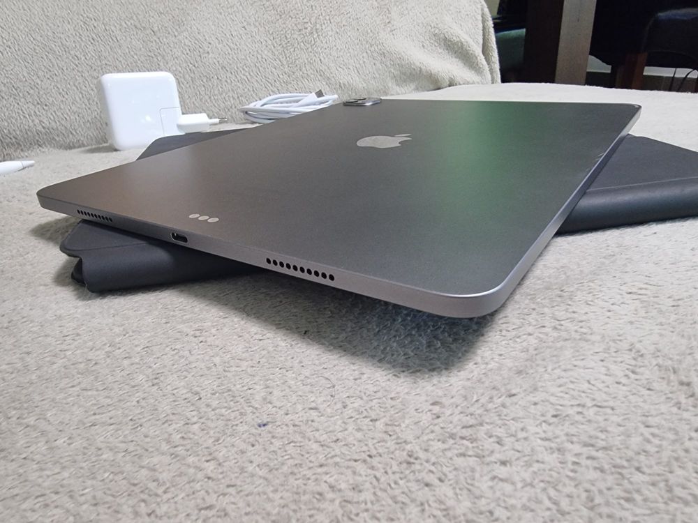 Vand, schimb iPad Pro 12.9”, 6th gen. M2, 256GB, 92% sănatate bat.