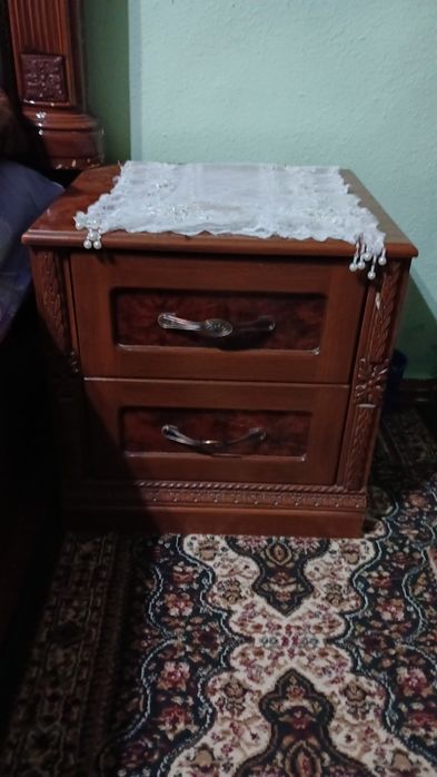 Срочно придётся спальный мебель шкаф для одежды кровать и две тумбочки