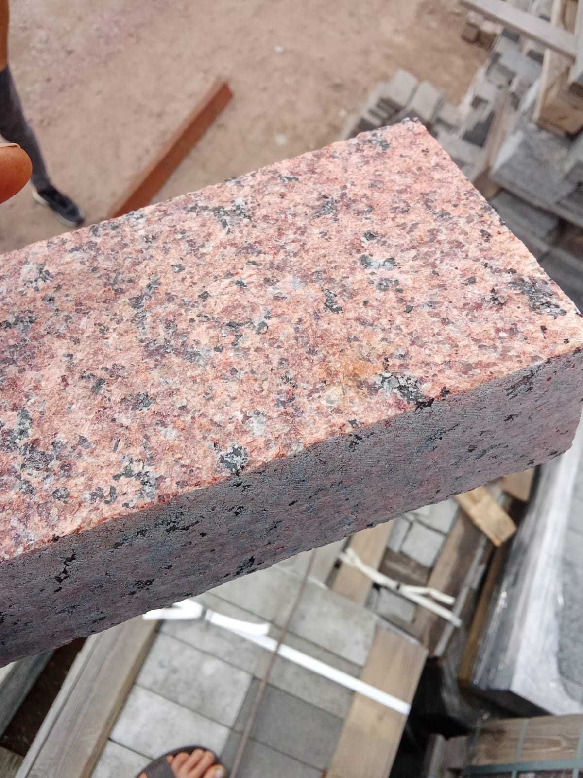 PAVAJ DIN GRANIT ROSU  20x10x4 cm pret 285 ron/mp