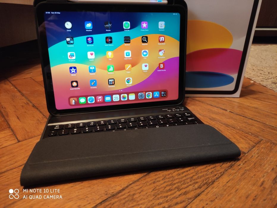 iPad 10 (2022) 64GB Wi-Fi Silver – ca nou + tastatură + stylus