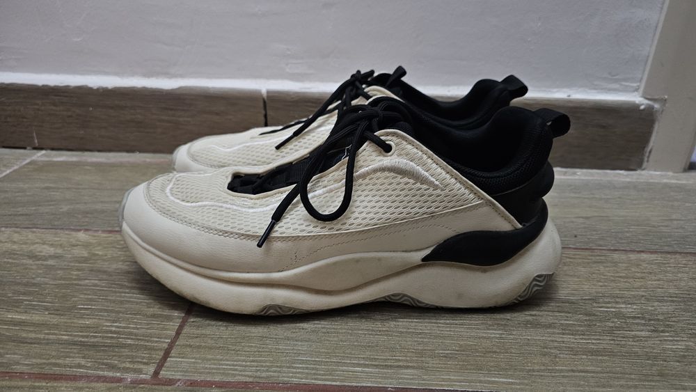 Tenisi sport Bershka barbati marimea 43