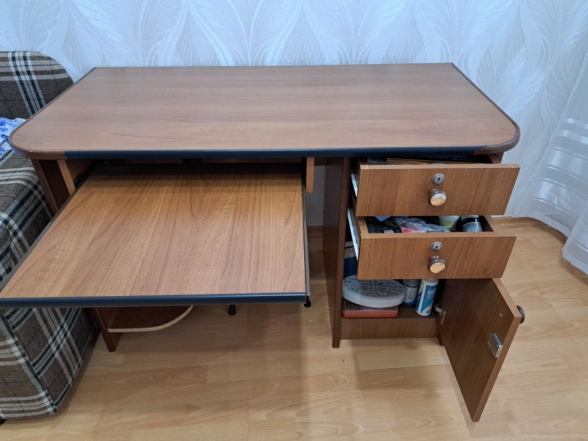 Продам компьютерный стол