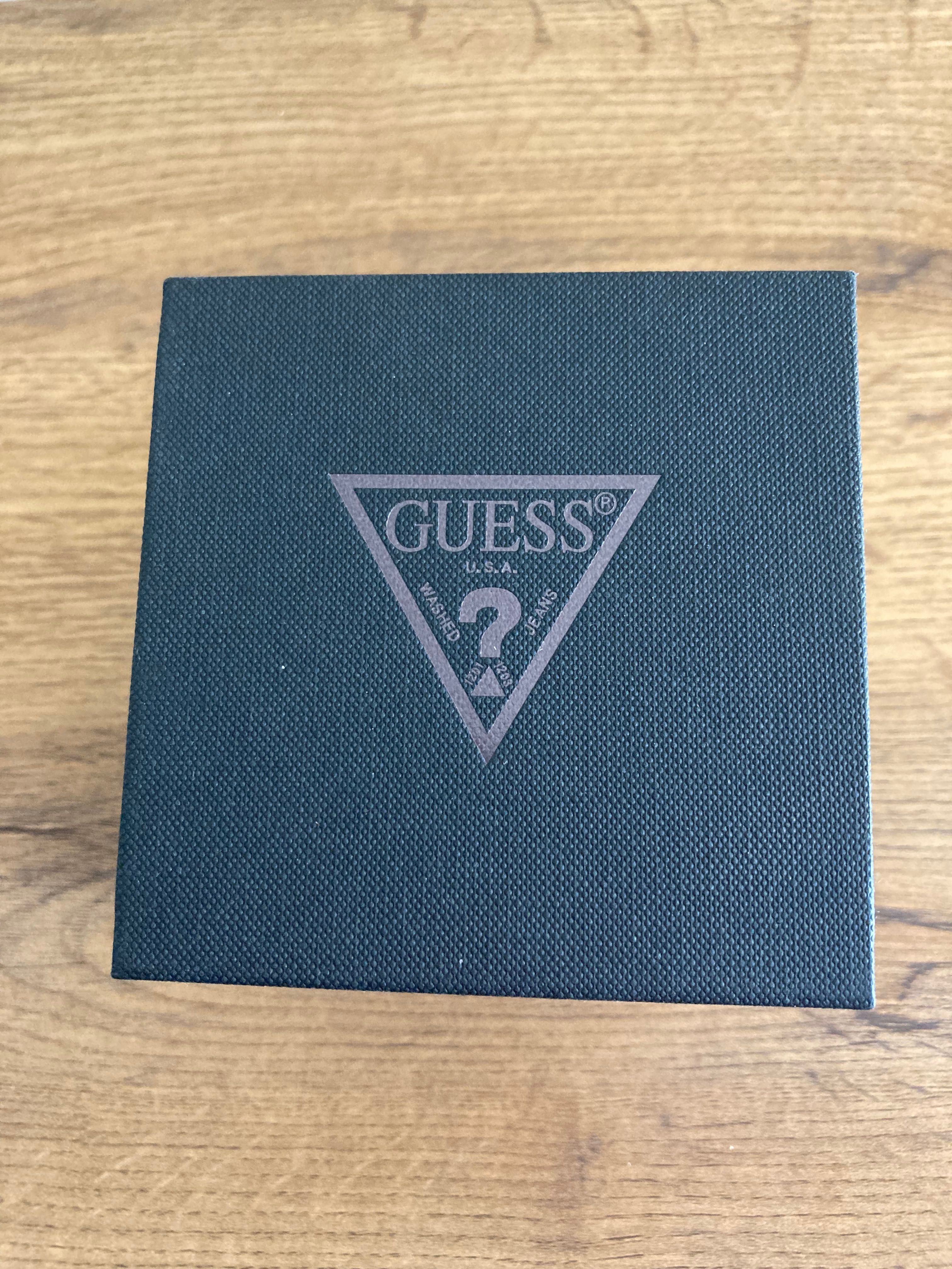 Чосовник Guess с кутия