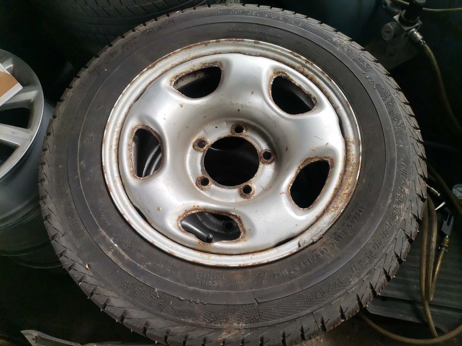 16" Железни джанти със Зимни гуми 215/65 /16 C 109/107R Suzuki VITARA.