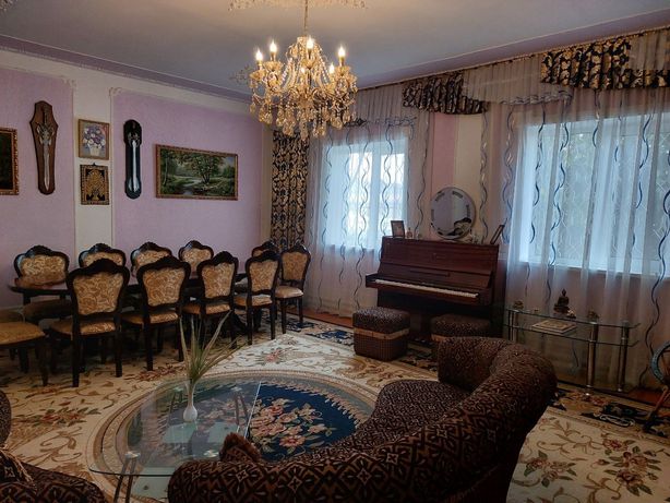 Продается дом Ахангаран 10 соток, 3 этажа, 12 комнат , 3 санузла.