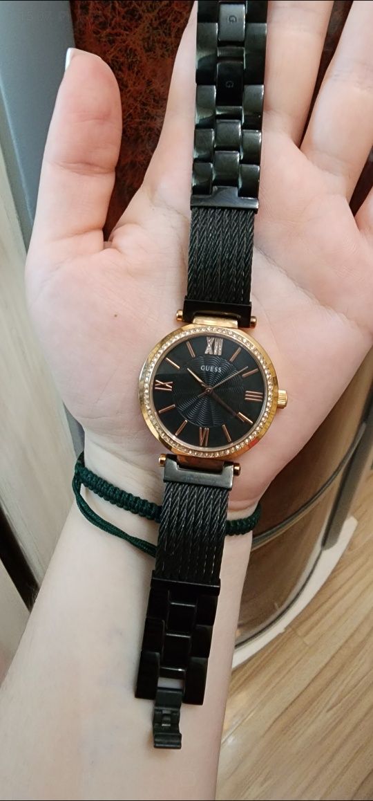 Часы женские GUESS оригинал пользованы пару раз