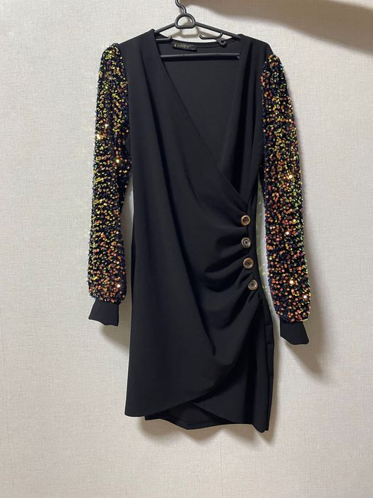 Черна рокля с блестящи ръкави