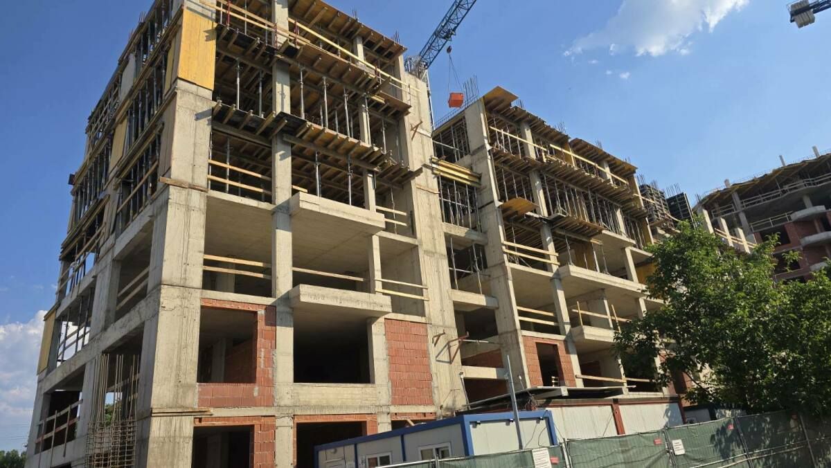 Просторен тристаен апартамент в Младост 4 с тераса 26кв.м.