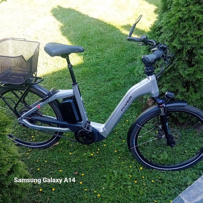 Vând bicicleta electrica flyer