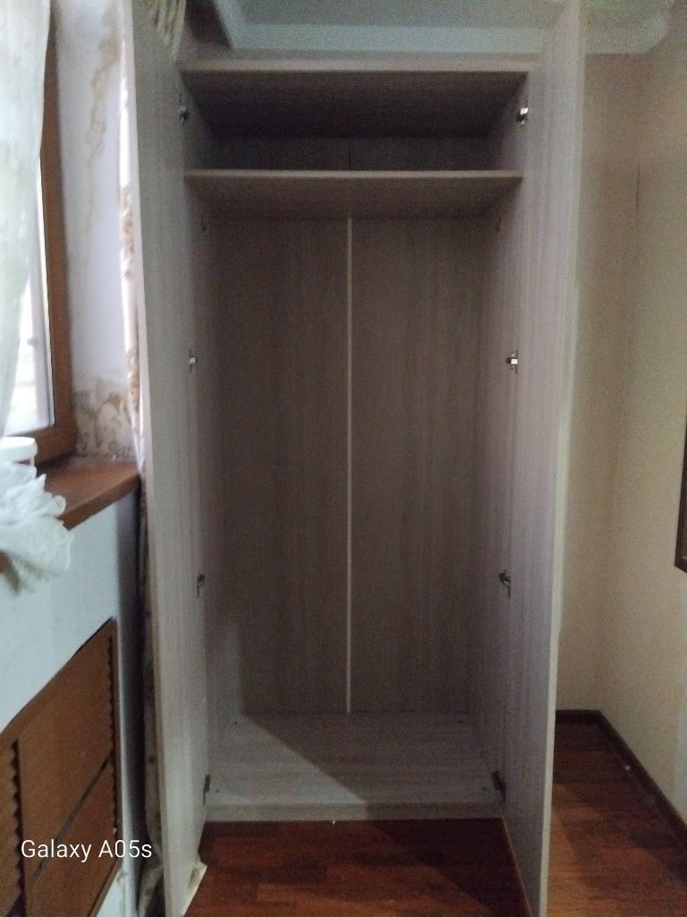 Прадается Белыи шкаф