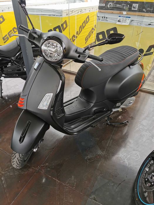 Scuter Vespa GTS Super Sport 2024