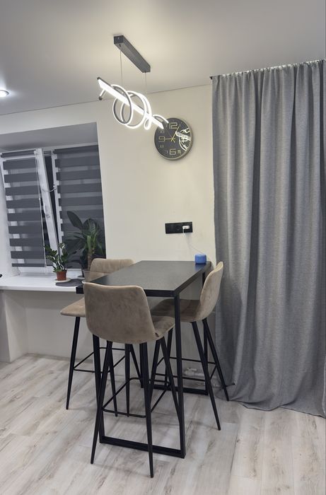 Продам барный стол и 3 стула !