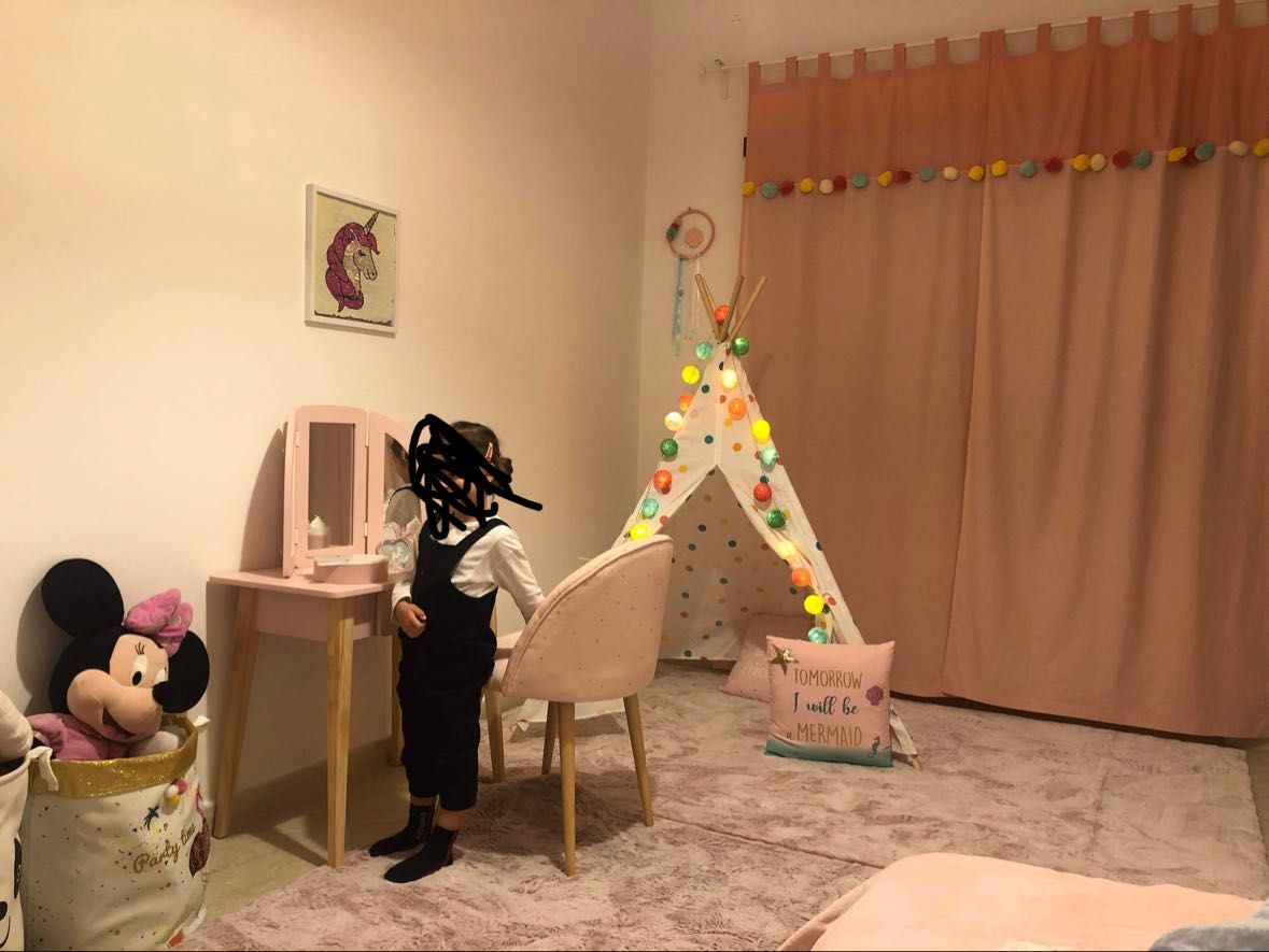 Perdele roz camera fetița