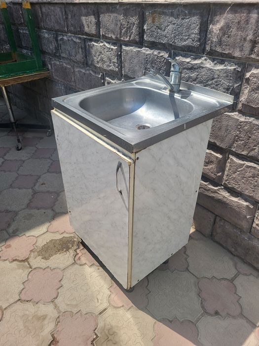 Продам тумбу - умывальник с раковиной и смесителем.