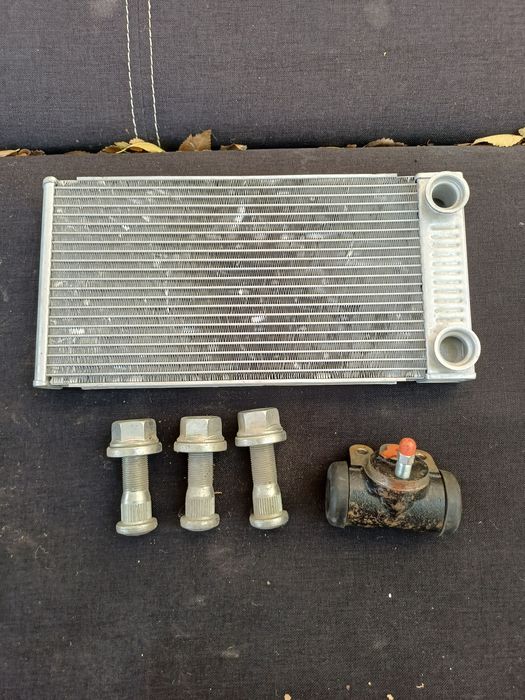 Продам радиатор отопления,  3 шпильки,  1 тормозной  рабочий цилиндр.