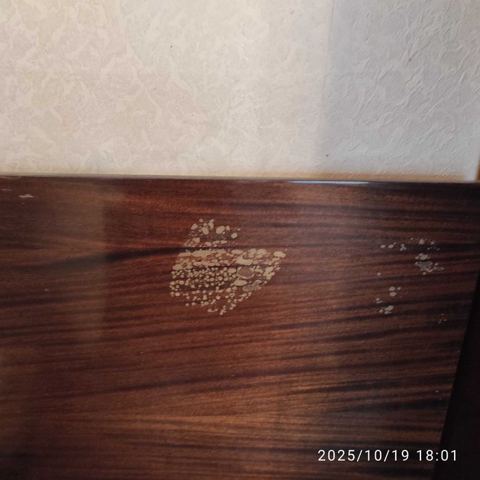 Разтегателна лакирана маса