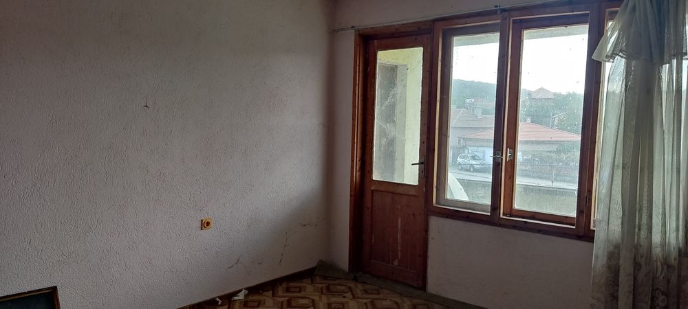 Масивна къща в село Бузовград, на 5 км от Казанлък