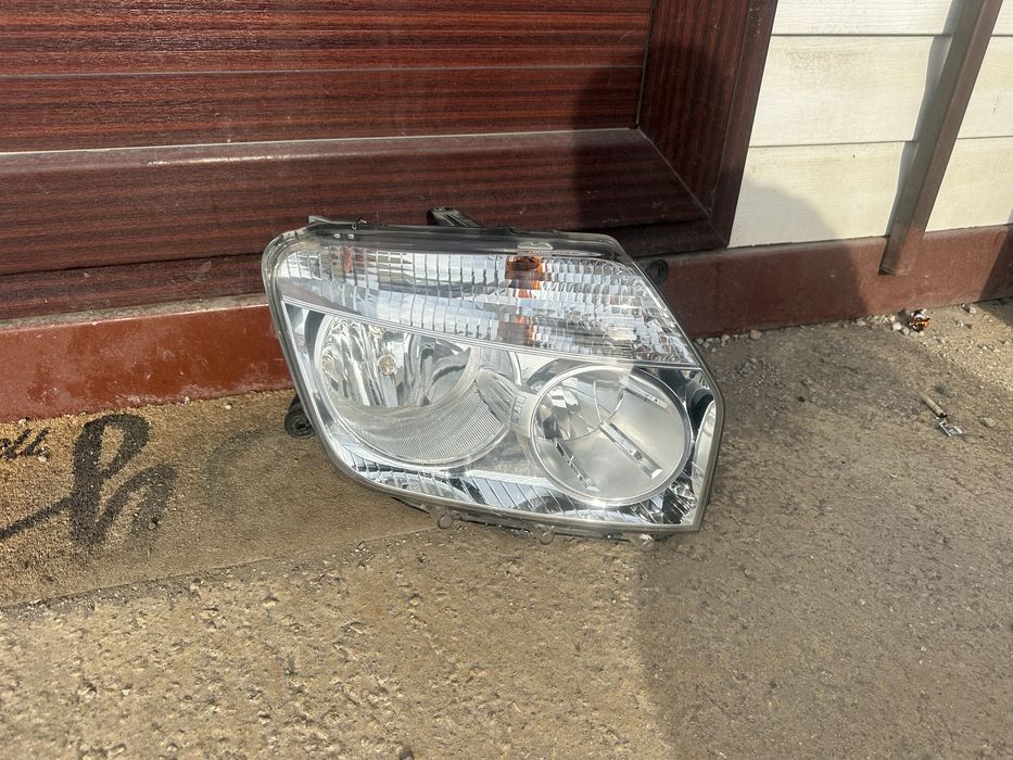 Фар десен за Дачия Дъстър