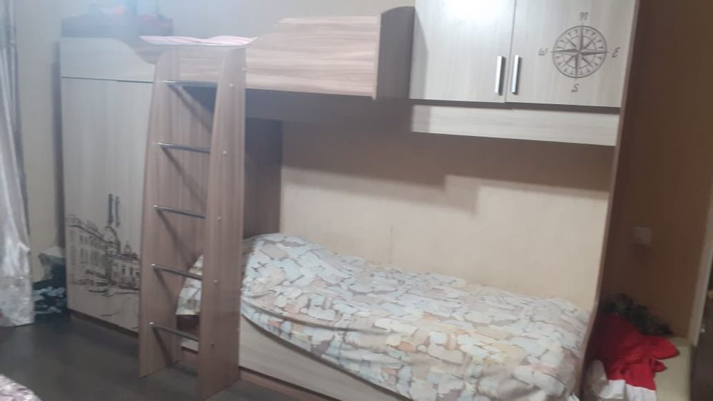 Двухярусная кровать с встроенными шкафами