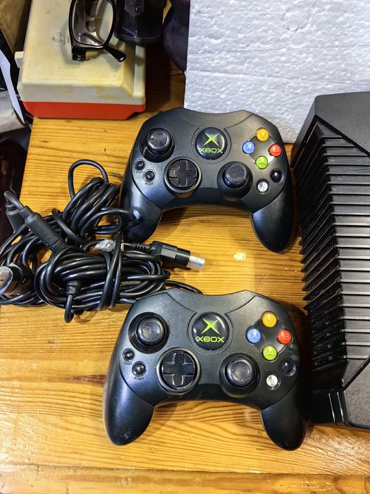 Конзола XBOX + 2 джойстика и една игра