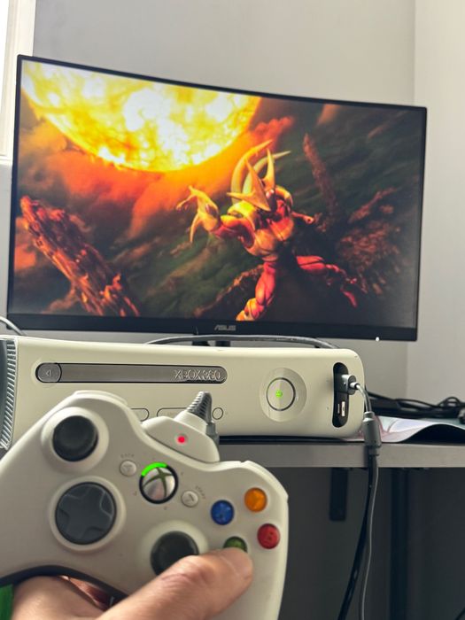 Xbox 360 modat cu o maneta